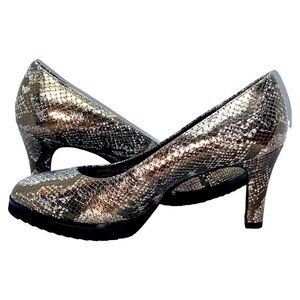 NWOT 7.5 Walking Cradles Pewter Animal print Pumps